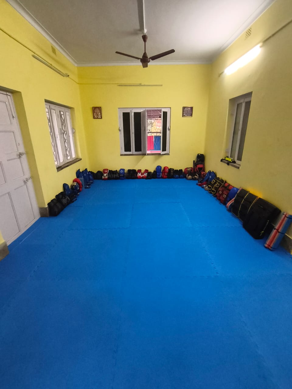 Open mat room for wrestling and grappling at Golds Combat Fight
